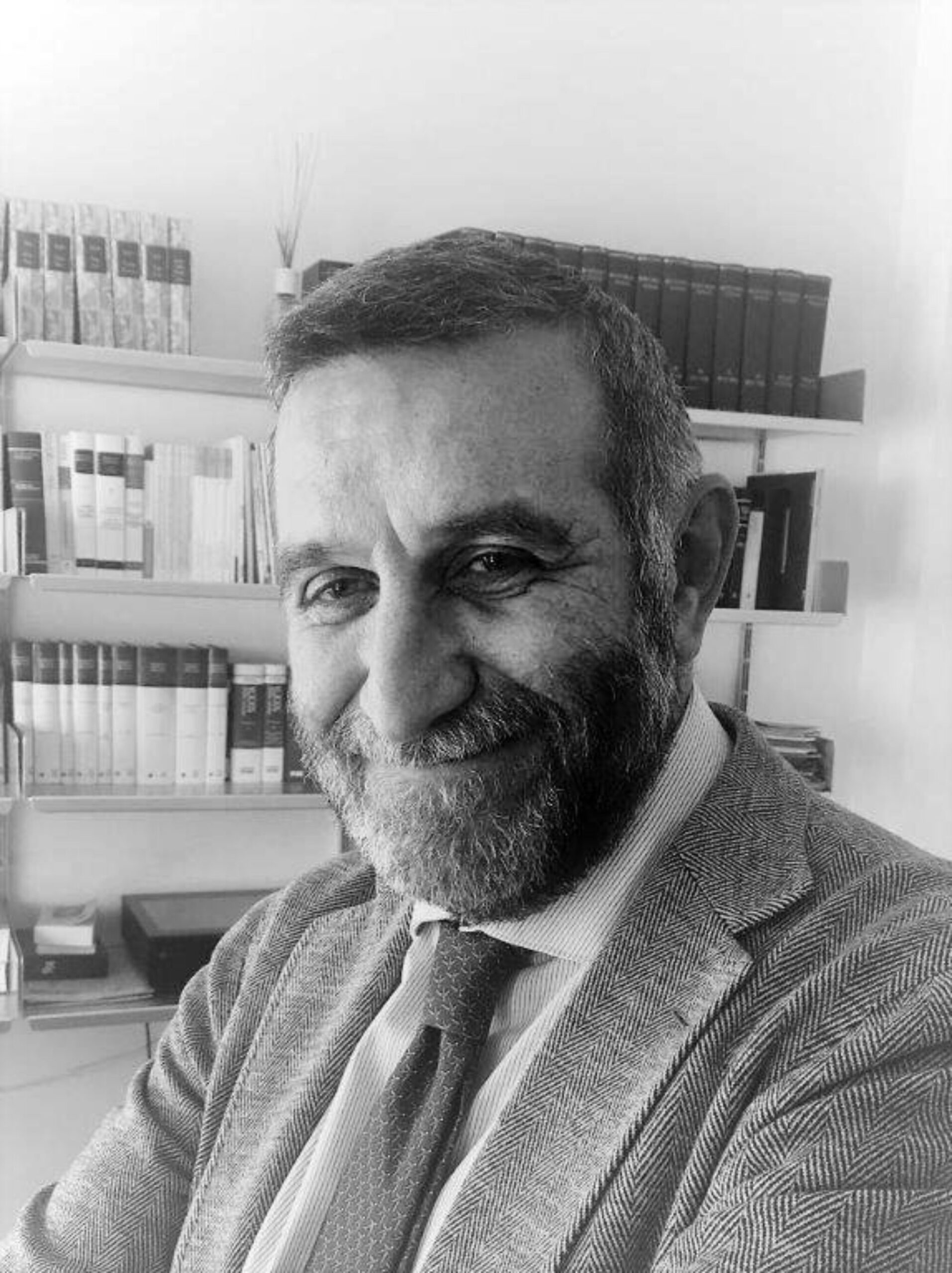 foto in bianco e nero del notaio filippo chiovari