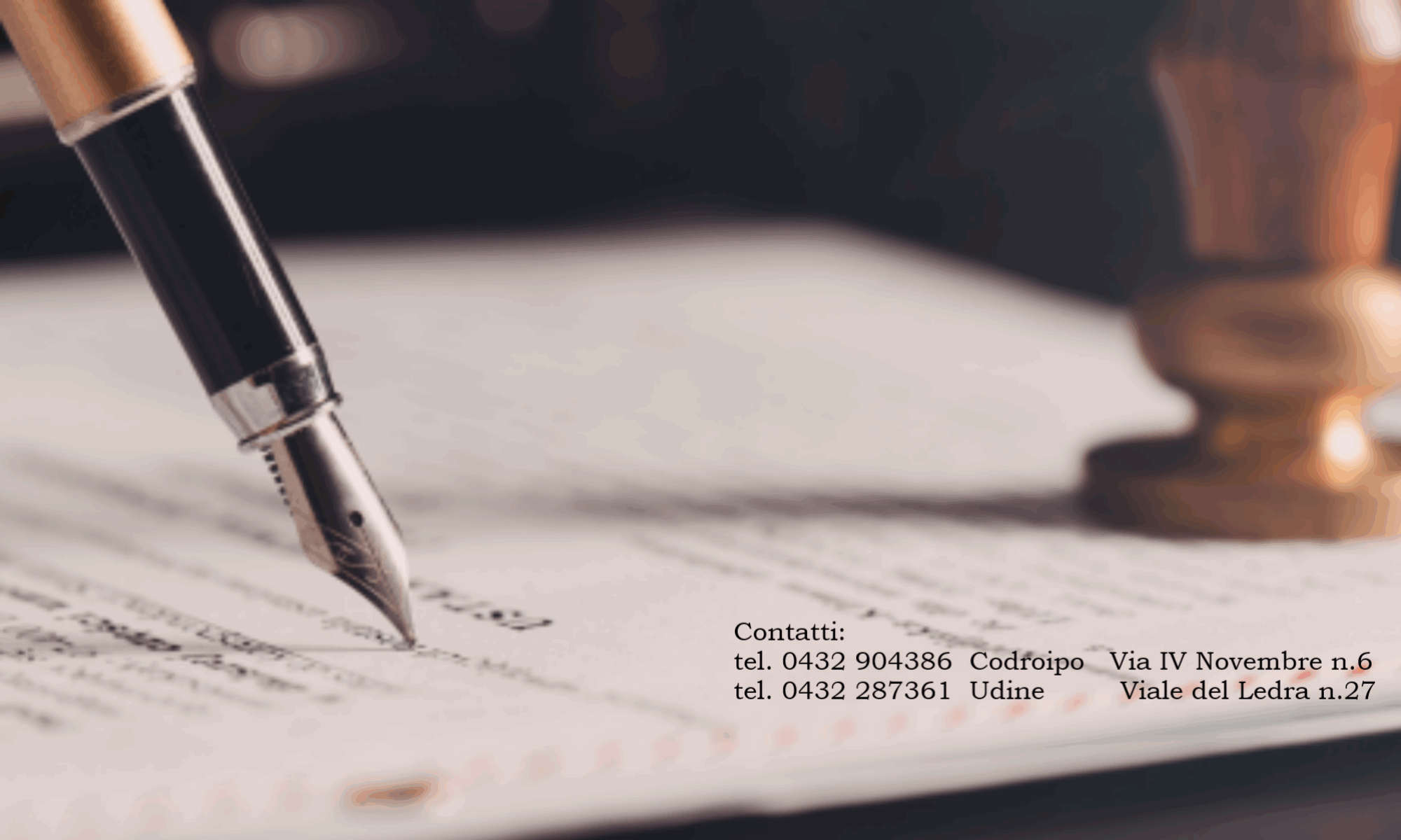 immagine illustrativa con penna e indicazione di contatti e riferimenti di studio quale mail e telefono